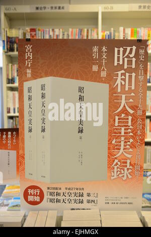 Die ersten beiden Bände der Biografie des japanischen Kaisers Hirohito (posthum als Kaiser Showa bezeichnet) gehen zum Verkauf an Yaesu Buchhandlung in Tokio am 27. März 2015. Die Gesamtheit der Annalen für des Kaisers Leben von 1901 bis 1989 erstreckt sich auf 18 Bände sowie einen separaten Index und ist die längste aller Kaiser Annalen. Die Bücher dauerte 24 Jahre in Anspruch. Band 1 umfasst sein Leben von 0-12 Jahre alt und zwei Volumen von 13-19 Jahre alt. Weitere Bände erscheint halbjährlich und Leser werden bis 2019 für die letzten Bücher der Serie warten müssen. (Foto: AFLO) Stockfoto