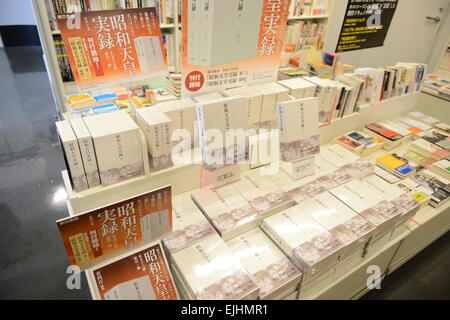 Die ersten beiden Bände der Biografie des japanischen Kaisers Hirohito (posthum als Kaiser Showa bezeichnet) gehen zum Verkauf an Yaesu Buchhandlung in Tokio am 27. März 2015. Die Gesamtheit der Annalen für des Kaisers Leben von 1901 bis 1989 erstreckt sich auf 18 Bände sowie einen separaten Index und ist die längste aller Kaiser Annalen. Die Bücher dauerte 24 Jahre in Anspruch. Band 1 umfasst sein Leben von 0-12 Jahre alt und zwei Volumen von 13-19 Jahre alt. Weitere Bände erscheint halbjährlich und Leser werden bis 2019 für die letzten Bücher der Serie warten müssen. (Foto: AFLO) Stockfoto