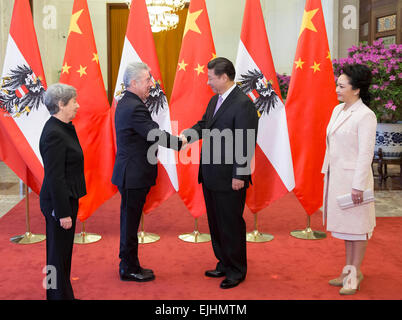 Peking, China. 27. März 2015. Chinesischen Staatspräsidenten Xi Jinping (2. R) hält eine Willkommenszeremonie für Bundespräsident Heinz Fischer vor ihrer Gespräche in der großen Halle des Volkes in Peking, Hauptstadt von China, 27. März 2015. © Huang Jingwen/Xinhua/Alamy Live-Nachrichten Stockfoto
