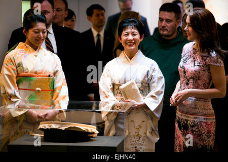 Tokio, Japan. 27. März 2015. (L, R) Prinzessin Tsuguko Takamado und ihrer Mutter Prinzessin Hisako Takamado des kaiserlichen Hauses von Japan besuchen mit ihre Königliche Hoheit Kronprinzessin Mary Elizabeth Donaldson die Ausstellung "Spirituelle Grönland" am Hang Forum in Daikanyama am 27. März 2015, Tokio, Japan. Die Ausstellung zeigt eine Sammlung von "Tulipaks", sind im Besitz des japanischen Kaiserhauses, die nicht der Öffentlichkeit vor und grönländischen Masken aus HRH The Prinzgemahl der eigenen Sammlung angezeigt wurden. Bildnachweis: Aflo Co. Ltd./Alamy Live-Nachrichten Stockfoto