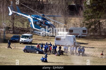 Seyne Les Alpes, Frankreich. 27. März 2015. Ein Hubschrauber der französischen Polizei landet in Seyne Les Alpes, Frankreich, 27. März 2015. Ein Germanwings-Airbus A320 stürzte in der Nähe der Stadt in den französischen Alpen am 24. März 2015. Foto: DANIEL NAUPOLD/Dpa/Alamy Live News Stockfoto