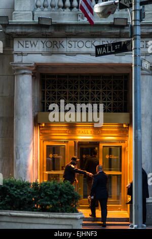 Menschen am Hintereingang zur New Yorker Börse, New York City, USA Stockfoto