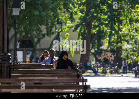 Leute sitzen auf den Bänken im Park in Manhattan, New York City, USA Stockfoto