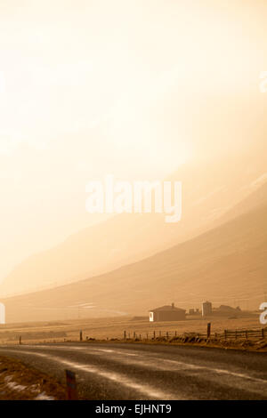 Finca in Kambsnes, East Island im Februar, als die Sonne untergeht Stockfoto