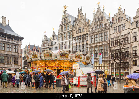 Karussell in Antwerpen, Belgien, Hauptplatz zu Weihnachten Stockfoto