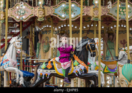 Kleines Mädchen auf Karussell außerhalb Hotel de Ville, Paris, Frankreich Stockfoto