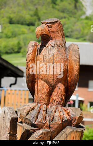 Eine geschnitzte hölzerne Adler in einem Garten im Schweizer Spa Stadt von Leukerbad. Stockfoto