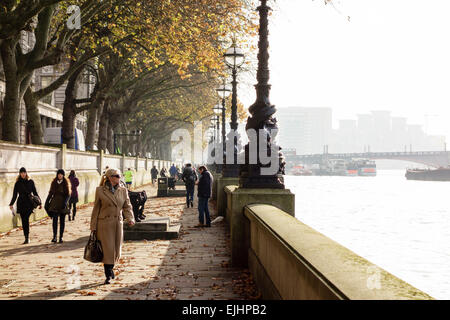 Menschen zu Fuß entlang der Themse (Thames Path) in der Nähe von Westminster Bridge, London, UK Stockfoto