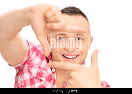 Close-up auf einen jungen kaukasischen Mann umrahmen ein Foto mit seinen Fingern isoliert auf weißem Hintergrund Stockfoto