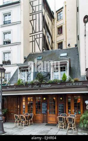 Freiluft-Café-Restaurant Le Petit Chatelet in Paris, Frankreich Stockfoto