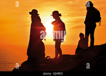 Spanien, Galicien: Gruppe von St. James Pilger genießen malerischen Sonnenuntergang am Kap Fisterra Stockfoto