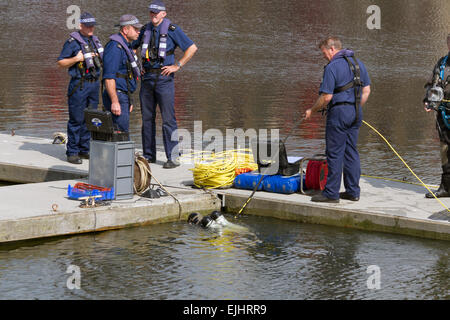 Taucher aus der Metropolitan Police Service Marine Support Unit teilnehmen an einer Übung auf Shadwell Basin. Stockfoto