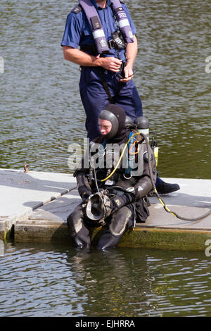 Taucher aus der Metropolitan Police Service Marine Support Unit teilnehmen an einer Übung auf Shadwell Basin. Stockfoto