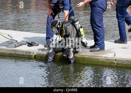 Taucher aus Metropolitan Polizei Marine Support-Einheit bereitet sich auf Wasser während einer Übung in Shadwell Basin eingeben. Stockfoto