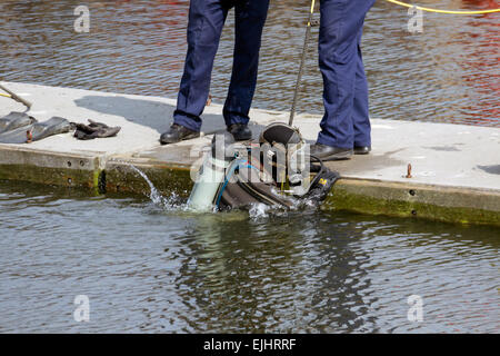 Taucher aus der Metropolitan Police Service Marine Support Unit teilnehmen an einer Übung auf Shadwell Basin. Stockfoto