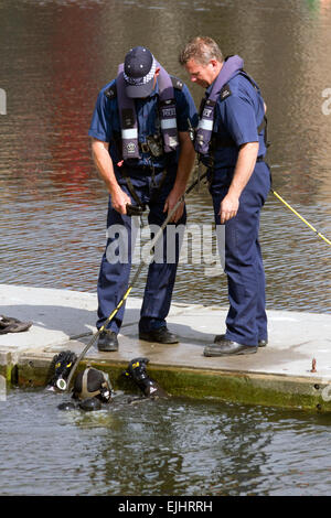 Taucher aus der Metropolitan Police Service Marine Support Unit teilnehmen an einer Übung auf Shadwell Basin. Stockfoto