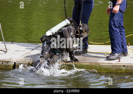 Taucher aus der Metropolitan Police Marine Support-Einheit ergibt sich aus Wasser in Shadwell Basin während des Trainings. Stockfoto