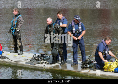 Taucher aus der Metropolitan Police Service Marine Support Unit teilnehmen an einer Übung auf Shadwell Basin. Stockfoto