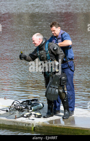 Taucher aus der Metropolitan Police Service Marine Support Unit gibt einen Daumen nach oben während einer Übung... Stockfoto