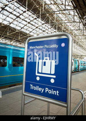 Trolley-Punkt innen Piccadilly Railway Station Manchester UK Stockfoto