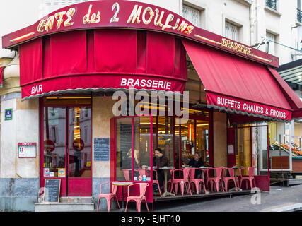 Freiluft-Café Restaurant Café Les Deux Moulins in Paris, Frankreich Stockfoto