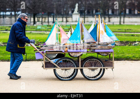 Mann mit Karren mit Spielzeug Segelboote in den Tuilerien-Gärten, Paris, Frankreich Stockfoto