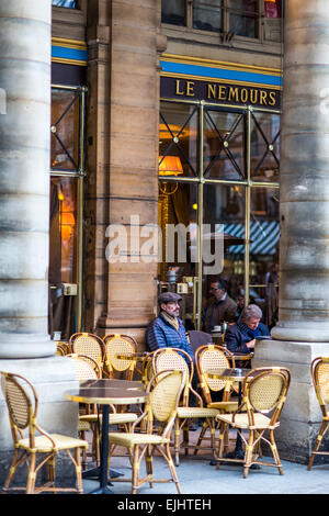 Freiluft-Café-Restaurant Le Nemours in Paris, Frankreich Stockfoto