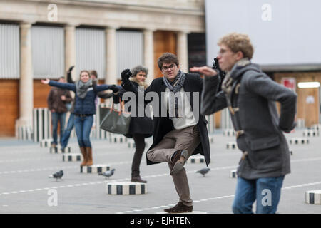 Junge Menschen Mimik auf Burens Spalten in der Cour d ' Honneur durch das Palais Royal, Paris, Frankreich Stockfoto