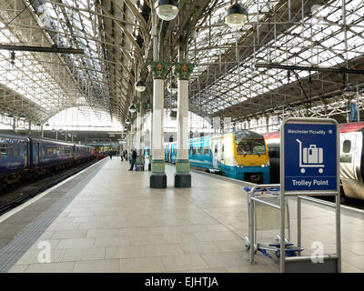 Trolley-Punkt innen Piccadilly Railway Station Manchester UK Stockfoto