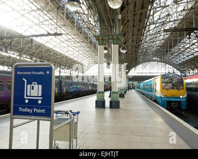 Trolley-Punkt innen Piccadilly Railway Station Manchester UK Stockfoto