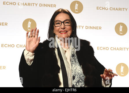 Berlin, Deutschland. 25. März 2015. Griechische Sängerin Nana Mouskouri kommt für die Echo-Charity-Dinner im Restaurant Grill Royal in Berlin, Deutschland, 25. März 2015. Foto: Jens Kalaene/Dpa/Alamy Live News Stockfoto