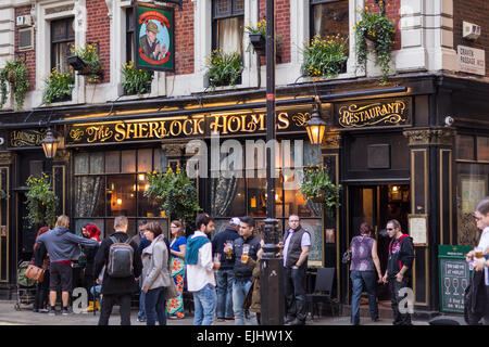 Menge zu trinken in der Straße vor dem Sherlock Holmes Pub in Queen Anne es Gate, London, England Stockfoto