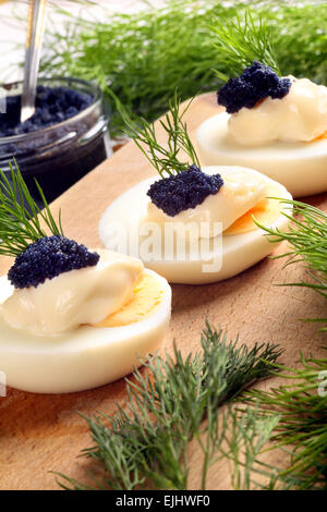 Ostereier mit Mayonnaise und schwarzem Kaviar Stockfoto