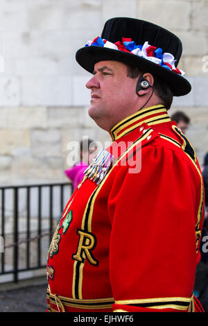 Beefeaters außerhalb der Tower von London, England Stockfoto