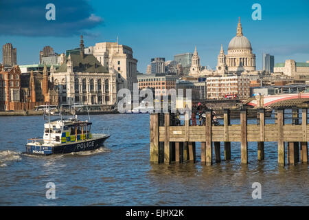 London Skyline von Gebäuden mit dem Polizeiboot auf Themse führen. Stockfoto