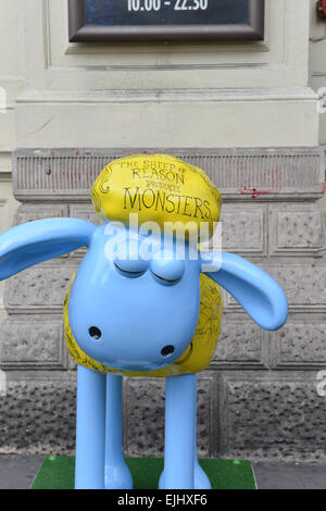 Piccadilly Circus, London, UK. 27. März 2015. Monster von Chris Riddell entworfen. Statuen von Shaun das Schaf beginnen, um London zu erscheinen. 50 in der Stadt 'riesiger Shaun das Schaf Skulpturen, geschaffen von Künstlern, Designern und Promis... vor der Auktion noch in diesem Jahr um Spenden für wohltätige Zwecke und The Grand Appeal, Unterstützung von Kindern in Krankenhäusern in ganz Großbritannien Wallace & Gromit Kinder' platziert werden Credit: Matthew Chattle/Alamy Live News Stockfoto