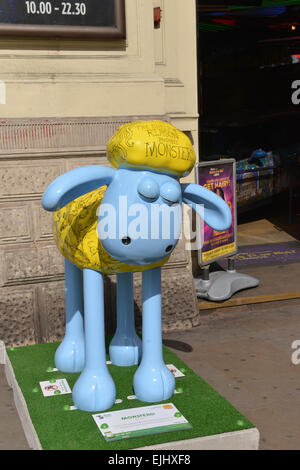 Piccadilly Circus, London, UK. 27. März 2015. Monster von Chris Riddell entworfen. Statuen von Shaun das Schaf beginnen, um London zu erscheinen. 50 in der Stadt 'riesiger Shaun das Schaf Skulpturen, geschaffen von Künstlern, Designern und Promis... vor der Auktion noch in diesem Jahr um Spenden für wohltätige Zwecke und The Grand Appeal, Unterstützung von Kindern in Krankenhäusern in ganz Großbritannien Wallace & Gromit Kinder' platziert werden Credit: Matthew Chattle/Alamy Live News Stockfoto