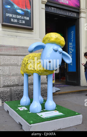 Piccadilly Circus, London, UK. 27. März 2015. Monster von Chris Riddell entworfen. Statuen von Shaun das Schaf beginnen, um London zu erscheinen. 50 in der Stadt 'riesiger Shaun das Schaf Skulpturen, geschaffen von Künstlern, Designern und Promis... vor der Auktion noch in diesem Jahr um Spenden für wohltätige Zwecke und The Grand Appeal, Unterstützung von Kindern in Krankenhäusern in ganz Großbritannien Wallace & Gromit Kinder' platziert werden Credit: Matthew Chattle/Alamy Live News Stockfoto