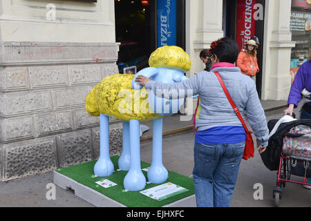 Piccadilly Circus, London, UK. 27. März 2015. Statuen von Shaun das Schaf beginnen, um London zu erscheinen. 50 in der Stadt 'riesiger Shaun das Schaf Skulpturen, geschaffen von Künstlern, Designern und Promis... vor der Auktion noch in diesem Jahr um Spenden für wohltätige Zwecke und The Grand Appeal, Unterstützung von Kindern in Krankenhäusern in ganz Großbritannien Wallace & Gromit Kinder' platziert werden Credit: Matthew Chattle/Alamy Live News Stockfoto