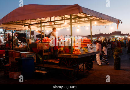 Beleuchteten Ständen in der Nacht in der Jamaa el Fna, Marrakesch, Marokko Stockfoto