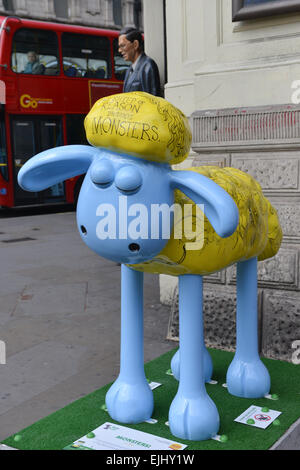 Piccadilly Circus, London, UK. 27. März 2015. Monster von Chris Riddell entworfen. Statuen von Shaun das Schaf beginnen, um London zu erscheinen. 50 in der Stadt 'riesiger Shaun das Schaf Skulpturen, geschaffen von Künstlern, Designern und Promis... vor der Auktion noch in diesem Jahr um Spenden für wohltätige Zwecke und The Grand Appeal, Unterstützung von Kindern in Krankenhäusern in ganz Großbritannien Wallace & Gromit Kinder' platziert werden Credit: Matthew Chattle/Alamy Live News Stockfoto