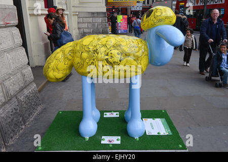 Piccadilly Circus, London, UK. 27. März 2015. Monster von Chris Riddell entworfen. Statuen von Shaun das Schaf beginnen, um London zu erscheinen. 50 in der Stadt 'riesiger Shaun das Schaf Skulpturen, geschaffen von Künstlern, Designern und Promis... vor der Auktion noch in diesem Jahr um Spenden für wohltätige Zwecke und The Grand Appeal, Unterstützung von Kindern in Krankenhäusern in ganz Großbritannien Wallace & Gromit Kinder' platziert werden Credit: Matthew Chattle/Alamy Live News Stockfoto