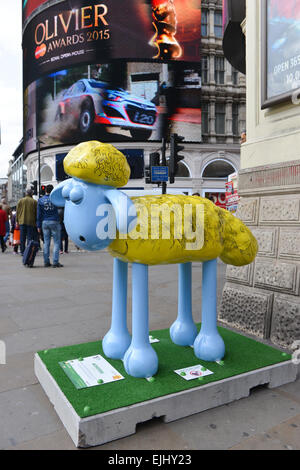 Piccadilly Circus, London, UK. 27. März 2015. Monster von Chris Riddell entworfen. Statuen von Shaun das Schaf beginnen, um London zu erscheinen. 50 in der Stadt 'riesiger Shaun das Schaf Skulpturen, geschaffen von Künstlern, Designern und Promis... vor der Auktion noch in diesem Jahr um Spenden für wohltätige Zwecke und The Grand Appeal, Unterstützung von Kindern in Krankenhäusern in ganz Großbritannien Wallace & Gromit Kinder' platziert werden Credit: Matthew Chattle/Alamy Live News Stockfoto