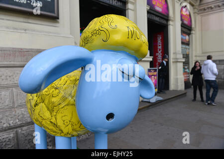 Piccadilly Circus, London, UK. 27. März 2015. Monster von Chris Riddell entworfen. Statuen von Shaun das Schaf beginnen, um London zu erscheinen. 50 in der Stadt 'riesiger Shaun das Schaf Skulpturen, geschaffen von Künstlern, Designern und Promis... vor der Auktion noch in diesem Jahr um Spenden für wohltätige Zwecke und The Grand Appeal, Unterstützung von Kindern in Krankenhäusern in ganz Großbritannien Wallace & Gromit Kinder' platziert werden Credit: Matthew Chattle/Alamy Live News Stockfoto