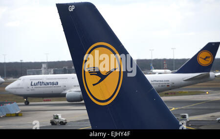 Flughafen Frankfurt am Main, Deutschland. 27. März 2015. Eine Lufthansa-Boeing ist ein weiteres Flugzeug der Lufthansa am Flughafen Frankfurt am Main, Deutschland, 27. März 2015 übergeben. Foto: Arne Dedert/Dpa/Alamy Live-Nachrichten Stockfoto