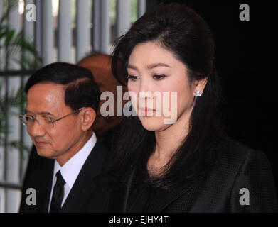 Yingluck Shinawatra zeigen Beileid in Singapur Botschaft Bangkok während des Todes von Lee Kuan Yew, Premierminister von Singapur, der am 23. März 2015 starb. (Foto von Vichan Poti / Pacific Press) Stockfoto