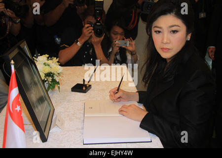 Yingluck Shinawatra zeigen Beileid in Singapur Botschaft Bangkok während des Todes von Lee Kuan Yew, Premierminister von Singapur, der am 23. März 2015 starb. (Foto von Vichan Poti / Pacific Press) Stockfoto