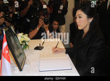 Yingluck Shinawatra zeigen Beileid in Singapur Botschaft Bangkok während des Todes von Lee Kuan Yew, Premierminister von Singapur, der am 23. März 2015 starb. (Foto von Vichan Poti / Pacific Press) Stockfoto