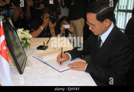 Yingluck Shinawatra Premierminister von Thailand unterzeichnen einen Kondolenzbrief an Lee Kuan Yew Premierminister von Singapur, der am 23. März 2015 starb. (Foto von Vichan Poti / Pacific Press) Stockfoto