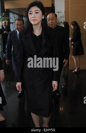 Yingluck Shinawatra zeigen Beileid in Singapur Botschaft Bangkok während des Todes von Lee Kuan Yew, Premierminister von Singapur, der am 23. März 2015 starb. (Foto von Vichan Poti / Pacific Press) Stockfoto